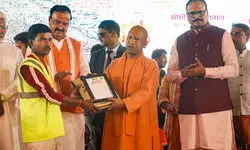 CM योगी से सम्मान पाकर सफाई कर्मचारी बोले - यह हमारे लिए गर्व की बात CM योगी से सम्मान पाकर सफाई कर्मचारी बोले - यह हमारे लिए गर्व की बात