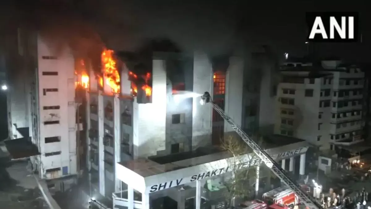 गुजरात: सूरत के कपड़ा बाजार में लगी भीषण आग, दमकल की गाड़ियां मौके पर मौजूद गुजरात: सूरत के कपड़ा बाजार में लगी भीषण आग, दमकल की गाड़ियां मौके पर मौजूद