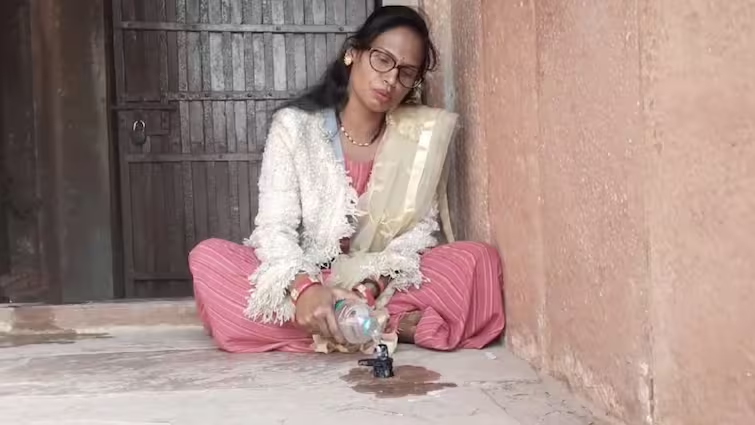 महाशिवरात्रि पर महिला ने ताजमहल में शिवलिंग रखकर चढ़ाया गंगाजल, धूपबत्ती जलाकर की पूजा-अर्चना महाशिवरात्रि पर महिला ने ताजमहल में शिवलिंग रखकर चढ़ाया गंगाजल, धूपबत्ती जलाकर की पूजा-अर्चना