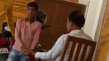 जौनपुर : सरकारी स्कूल में मसाज वाले गुरू जी का वीडिया वायरल, प्रधानाध्यापिका से मांगा गया स्पष्टीकरण जौनपुर : सरकारी स्कूल में मसाज वाले गुरू जी का वीडिया वायरल, प्रधानाध्यापिका से मांगा गया स्पष्टीकरण