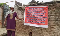 मुरादाबाद: अनुसूचित जाति के चार परिवारों ने घर पर लगाए पलायन के पोस्टर, पुलिस-प्रशासन ने गांव पहुंचकर की जांच मुरादाबाद: अनुसूचित जाति के चार परिवारों ने घर पर लगाए पलायन के पोस्टर, पुलिस-प्रशासन ने गांव पहुंचकर की जांच