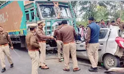 महोबा में कानपुर-सागर हाईवे पर भीषण हादसा, ट्रक की टक्कर से कार सवार महिला सहित चार की मौत महोबा में कानपुर-सागर हाईवे पर भीषण हादसा, ट्रक की टक्कर से कार सवार महिला सहित चार की मौत