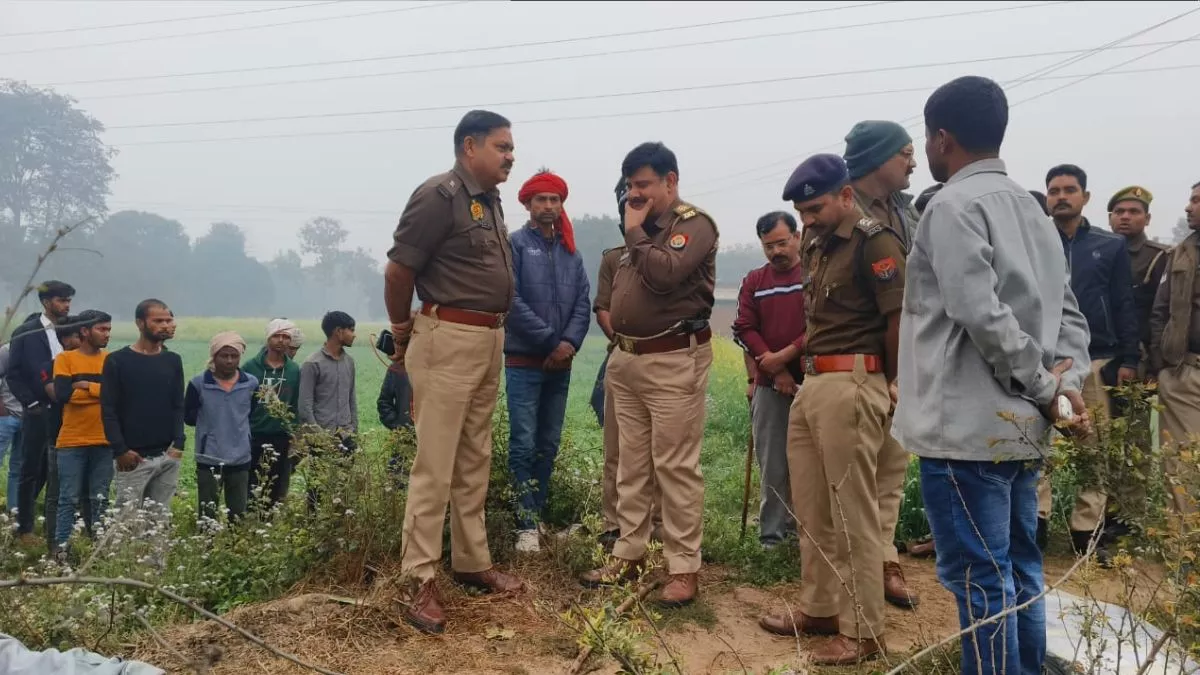 गोरखपुर में ट्रिपल मर्डर से सनसनी, पोते ने दादा-दादी समेत परिवार के तीन लोगों को फावड़े से काट डाला गोरखपुर में ट्रिपल मर्डर से सनसनी, पोते ने दादा-दादी समेत परिवार के तीन लोगों को फावड़े से काट डाला