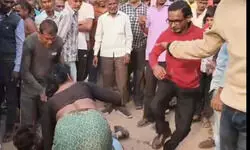 प्रेमी संग मिल पत्नी ने पति को लात-घूसों से पीटा, मौके पर मौजूद भीड़ ने भी किया हाथ साफ
