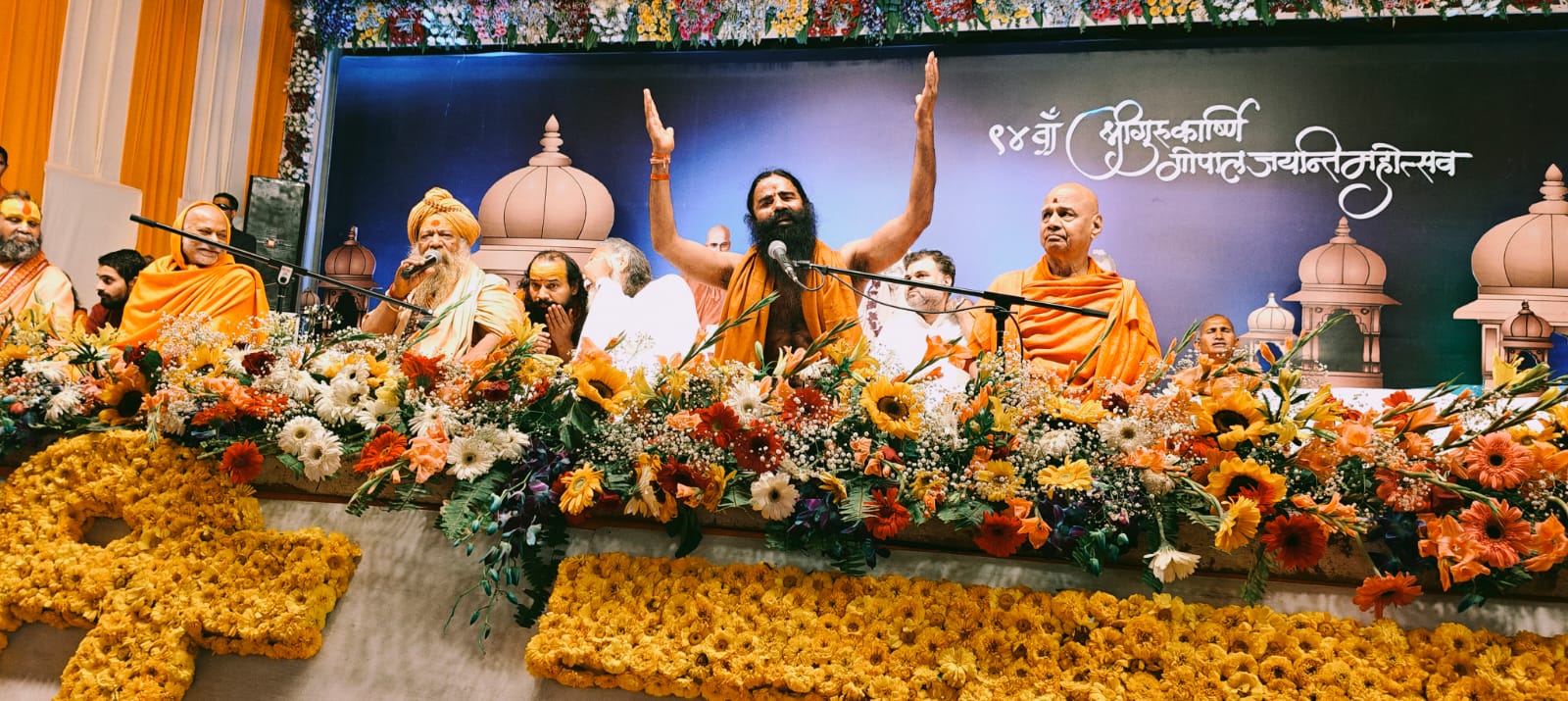 योग गुरु बाबा रामदेव ने दिया संदेश, गोपालदास जयंती महोत्सव में आशीष प्रवचन करते हुए संत। योग गुरु बाबा रामदेव ने दिया संदेश, गोपालदास जयंती महोत्सव में आशीष प्रवचन करते हुए संत।