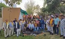 ब्रज के सैकड़ों पत्रकारों ने फूलों से खेली होली