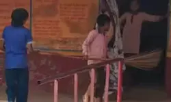 परिषदीय विद्यालय में बच्चों से झाड़ू लगवाने का वीडियो वायरल, शिक्षा विभाग में मचा हड़कंप,BSA ने लिया एक्शन