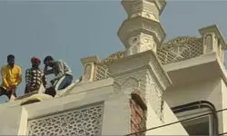 गोरखपुर की अबु हुरैरा मस्जिद पर चल रहा हथौड़ा और उसे तोड़ा जा रहा