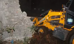 रात के अंधेरे में कब्रिस्तान पहुंचा बुलडोजर, चुपके से कब्रों के ऊपर हो रहा था कब्रिस्तान में हो रहा था मस्जिद का निर्माण