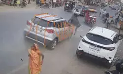 रायबरेली: कार ने मारी ऐसी टक्कर हवा में उड़ गए बाइक सवार और ई रिक्शा से टकराए