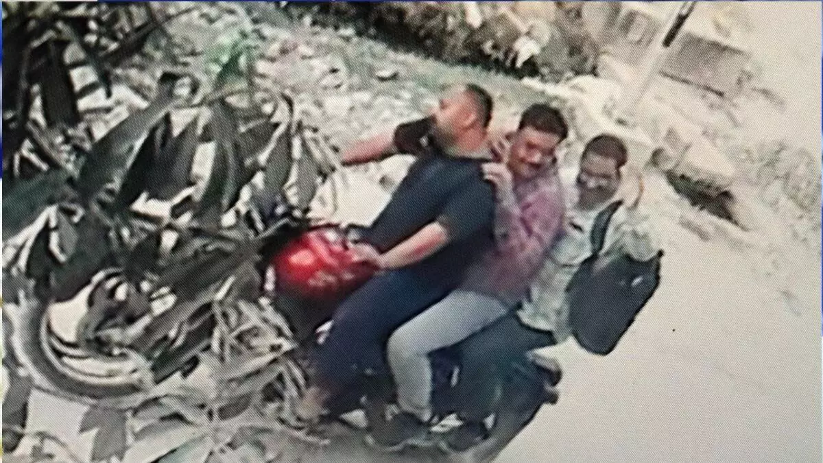 स‍िपाही ने बुलेट पर की ट्र‍िप‍ल‍िंग, क‍िसी ने नहीं पहना हेलमेट; ARTO ने काटा भारी-भरकम चालान