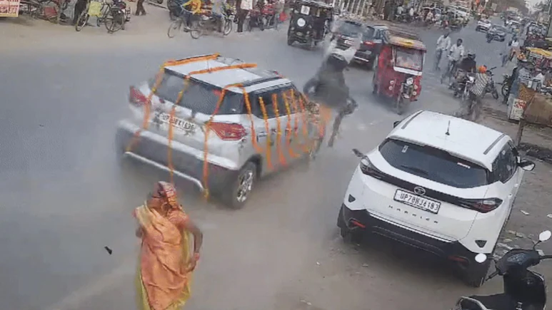रायबरेली: कार ने मारी ऐसी टक्कर हवा में उड़ गए बाइक सवार और ई रिक्शा से टकराए रायबरेली: कार ने मारी ऐसी टक्कर हवा में उड़ गए बाइक सवार और ई रिक्शा से टकराए