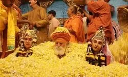 रमणरेती में उड़ा गुलाल, ठाकुर जी संग भक्तों ने खेली फूलों की होली; रसिया गीतों पर झूमे श्रद्धालु