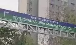 रेलवे काउंटर से दो महीने पहले शुरू हुई  टिकट बुकिंग, यात्रियों को मिल नहीं पा रहा टिकट , दलालों का चांदी