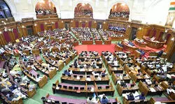 सपा ने सदन में उठाया गो-आश्रय स्थलों की दुर्दशा का मुद्दा, पशुधन मंत्री बोले- अब गाय देखकर कांपते हैं कसाई