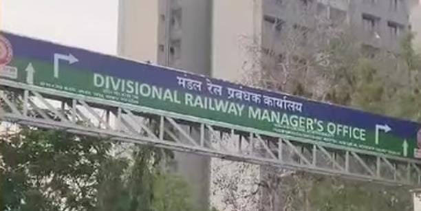 रेलवे काउंटर से दो महीने पहले शुरू हुई टिकट बुकिंग, यात्रियों को मिल नहीं पा रहा टिकट , दलालों का चांदी रेलवे काउंटर से दो महीने पहले शुरू हुई टिकट बुकिंग, यात्रियों को मिल नहीं पा रहा टिकट , दलालों का चांदी