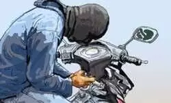 चंदौली में बाइक चोरों का आतंक: सीबीआई टीम करती रही रेल मंडल में फर्जीवाड़े की पड़ताल, सीबीआई इंस्पेक्टर की बाइक उड़ा लिए चोर