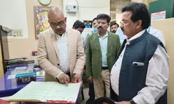 डीएम ने अचानक सरकारी अस्पताल में मारा छापा, जमीन पर बैठे मिले मरीज; CMO-ACMO से जवाब-तलब