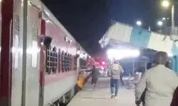 कौशांबी में ट्रेन पर चढ़ने के दौरान हादसा; महिला के दोनों पैर कटे