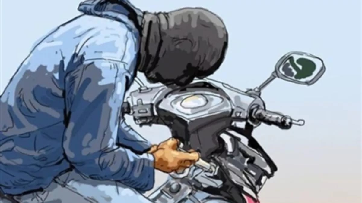 चंदौली में बाइक चोरों का आतंक: सीबीआई टीम करती रही रेल मंडल में फर्जीवाड़े की पड़ताल, सीबीआई इंस्पेक्टर की बाइक उड़ा लिए चोर चंदौली में बाइक चोरों का आतंक: सीबीआई टीम करती रही रेल मंडल में फर्जीवाड़े की पड़ताल, सीबीआई इंस्पेक्टर की बाइक उड़ा लिए चोर