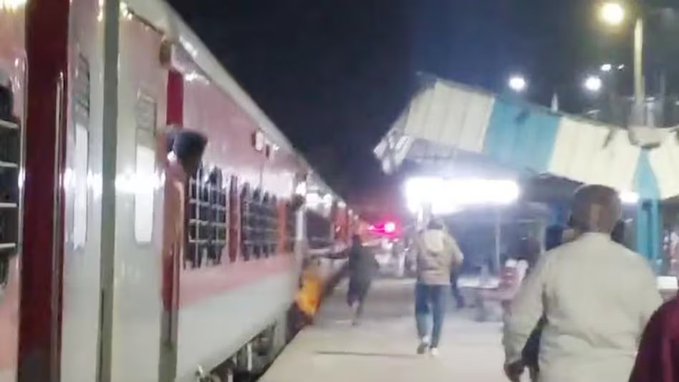 कौशांबी में ट्रेन पर चढ़ने के दौरान हादसा; महिला के दोनों पैर कटे कौशांबी में ट्रेन पर चढ़ने के दौरान हादसा; महिला के दोनों पैर कटे