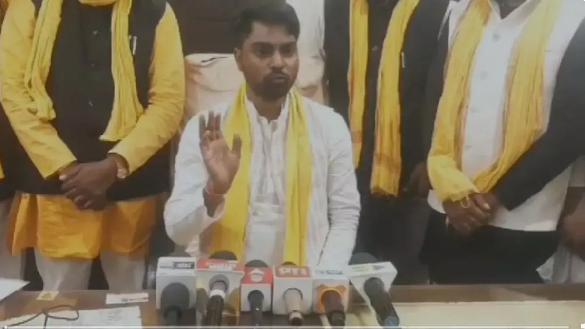 पीला गमछा लेकर चलने वाले से जिनको तकलीफ है, उसकी आंखें निकाल लेंगे, ओपी राजभर के बेटे ने पुलिस को दी चुनौती पीला गमछा लेकर चलने वाले से जिनको तकलीफ है, उसकी आंखें निकाल लेंगे, ओपी राजभर के बेटे ने पुलिस को दी चुनौती
