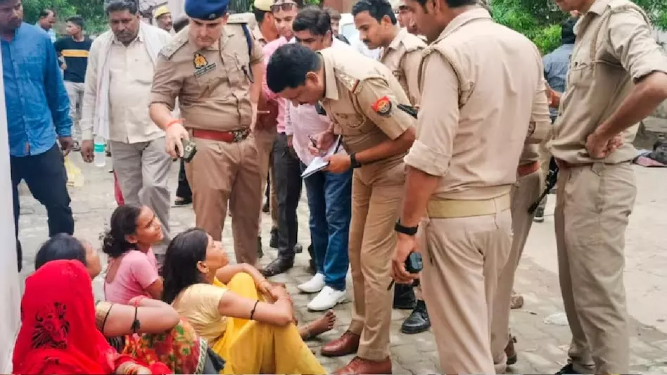 3 गुना भीड़, पुलिस की लापरवाही और आपराधिक साजिश... हाथरस हादसे की न्यायिक जांच रिपोर्ट में चौंकाने वाले खुलासे 3 गुना भीड़, पुलिस की लापरवाही और आपराधिक साजिश... हाथरस हादसे की न्यायिक जांच रिपोर्ट में चौंकाने वाले खुलासे
