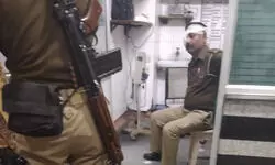 वाराणसी : पीएसी जवान के कंधे से गिरी कार्बाइन से चली गोली, सिपाही की आंख में धंसी, कर्मचारी घायल