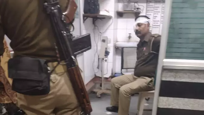 वाराणसी : पीएसी जवान के कंधे से गिरी कार्बाइन से चली गोली, सिपाही की आंख में धंसी, कर्मचारी घायल वाराणसी : पीएसी जवान के कंधे से गिरी कार्बाइन से चली गोली, सिपाही की आंख में धंसी, कर्मचारी घायल