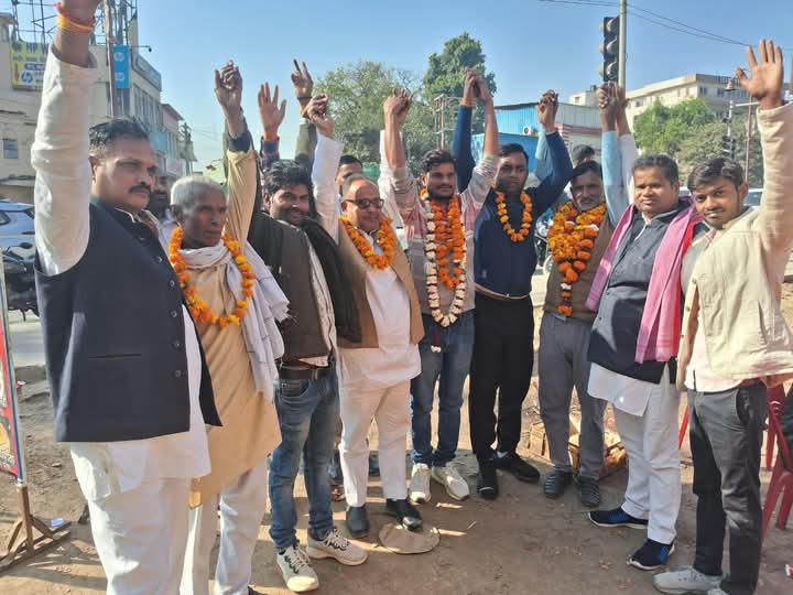 ग्राम प्रधान आशीष यादव के जेल से छूटने पर सपाईयों ने किया स्वागत ग्राम प्रधान आशीष यादव के जेल से छूटने पर सपाईयों ने किया स्वागत