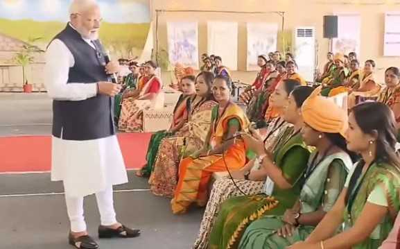 मेरे अकाउंट में करोड़ों महिलाओं का आशीर्वाद... लखपति दीदी सम्मेलन में PM मोदी मेरे अकाउंट में करोड़ों महिलाओं का आशीर्वाद... लखपति दीदी सम्मेलन में PM मोदी