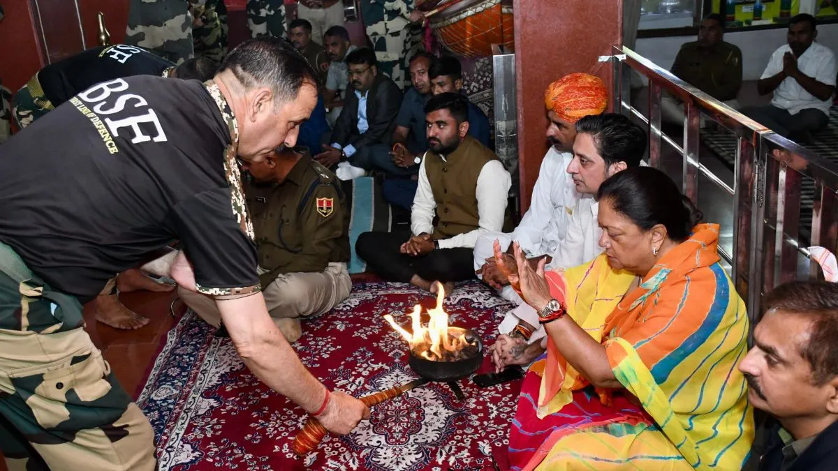 वसुन्धरा राजे ने तनोट माता मंदिर में करवाया शत्रु विनाशक यज्ञ, बीएसएफ जवानों के साथ मनाया जन्मदिन वसुन्धरा राजे ने तनोट माता मंदिर में करवाया शत्रु विनाशक यज्ञ, बीएसएफ जवानों के साथ मनाया जन्मदिन