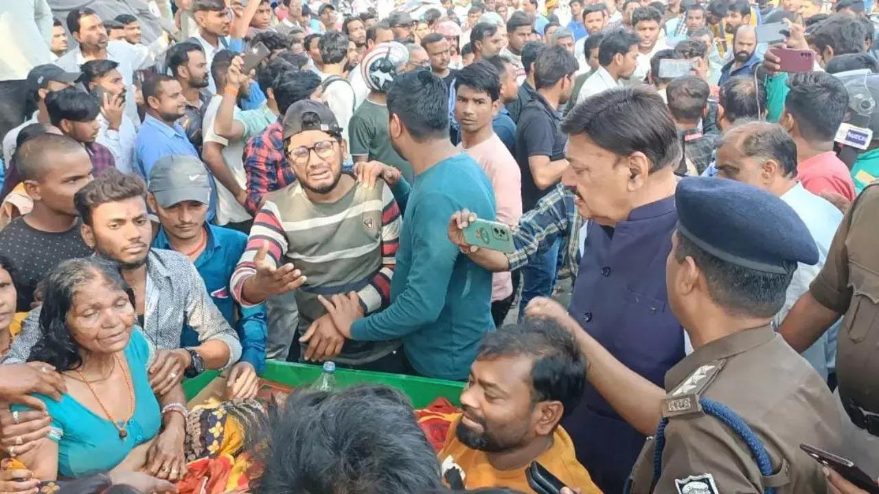 DSP ट्रैफिक ने लगाई ऐसी डांट… फल विक्रेता को आ गया हार्ट अटैक, मौत के बाद आगजनी; लोगों ने काटा बवाल DSP ट्रैफिक ने लगाई ऐसी डांट… फल विक्रेता को आ गया हार्ट अटैक, मौत के बाद आगजनी; लोगों ने काटा बवाल