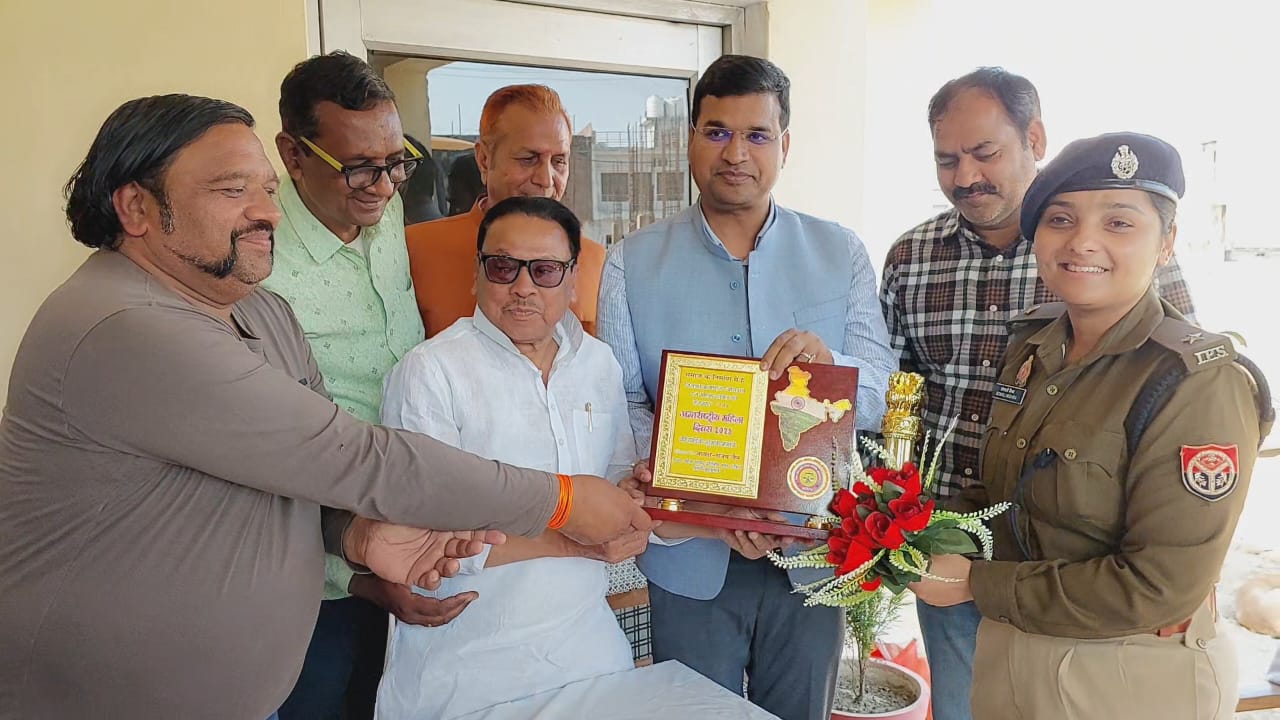 अन्तर्राष्ट्रीय महिला दिवस पर एएसपी सोनाली मिश्रा को किया सम्मानित अन्तर्राष्ट्रीय महिला दिवस पर एएसपी सोनाली मिश्रा को किया सम्मानित