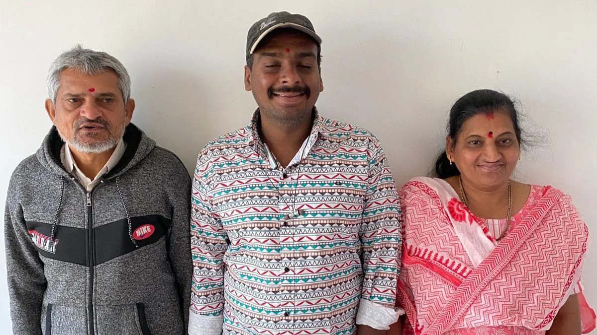 गुजरात के सूरत में एक ही परिवार के तीन सदस्यों ने की खुदकुशी, सुसाइड नोट में सामने आई वजह गुजरात के सूरत में एक ही परिवार के तीन सदस्यों ने की खुदकुशी, सुसाइड नोट में सामने आई वजह