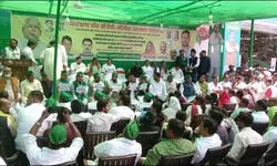 आरक्षण को लेकर RJD कार्यकर्ताओं के संग धरने पर बैठे तेजस्वी यादव, पोस्टर में लालू परिवार से तेज प्रताप गायब