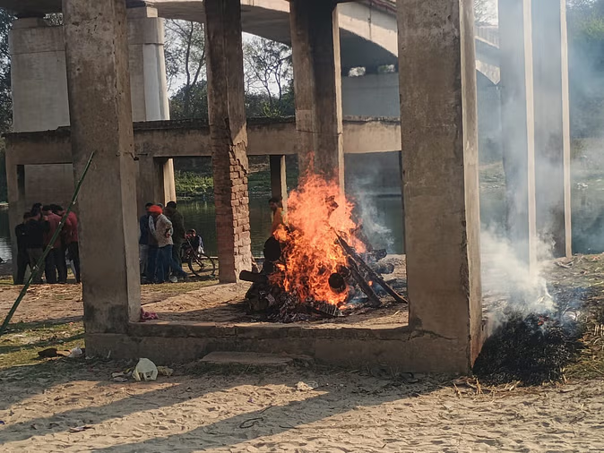 सीतापुर में पत्रकार की हत्या: नैमिषारण्य के बरगदिया घाट पर हुआ अंतिम संस्कार, पिता ने दी मुखाग्नि