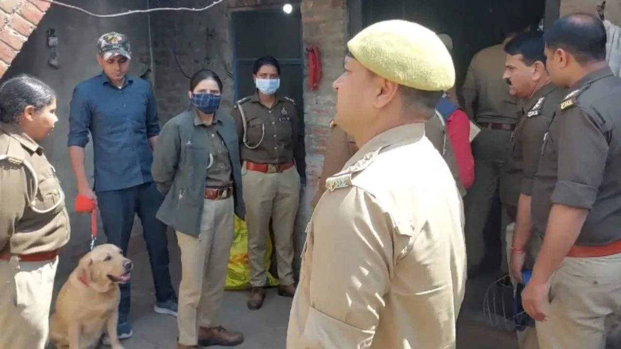 बागपत में ऑनर किलिंग: प्रेमी की बाहों में बेटी को देख आग बबूला हुआ पिता, रस्सी से घोंट दिया दोनों का गला बागपत में ऑनर किलिंग: प्रेमी की बाहों में बेटी को देख आग बबूला हुआ पिता, रस्सी से घोंट दिया दोनों का गला