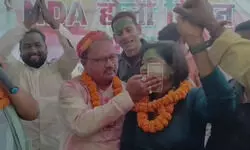 बिहार: विधायक जी ने महिला सिंगर को गाल से सटा कर दिए नोट, अश्लील गाने पर लगाए ठुमके; क्या होगी FIR?