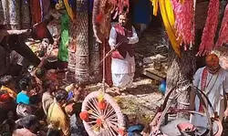 बांके बिहारी मंदिर की है ये होली, हवा में उड़ता गुलाल और रंगों की बौछार