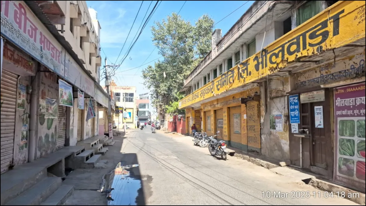 गैंगरेप और लव जिहाद के विरोध में भीलवाड़ा बंद, सड़कों पर पुलिस जवानों की टीम तैनात गैंगरेप और लव जिहाद के विरोध में भीलवाड़ा बंद, सड़कों पर पुलिस जवानों की टीम तैनात
