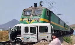 रेलवे ट्रैक पर फंसी एंबुलेंस और तभी आ गई ट्रेन, 100 मीटर तक घसीटा; मरीज भी थे मौजूद