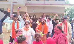 बस्ती के मिशनरी स्कूल में हिंदूवादी संगठन ने खेली होली, स्कूल प्रबंधन के खिलाफ कार्रवाई की मांग