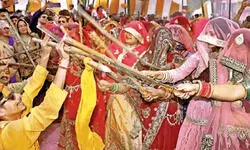 गोकुल में छाए गुलाल के बदरा, हुरियारों पर बरसे हुरियारिनों के लट्ठ