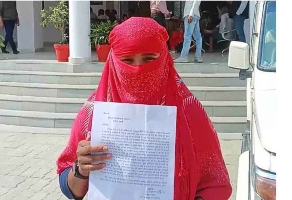 एसडीएम भानपुर पर दलित महिला से दुर्व्यवहार का आरोप एसडीएम भानपुर पर दलित महिला से दुर्व्यवहार का आरोप