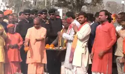 सीएम ने की गोरखनाथ मंदिर में पूजा-अर्चना कर खेली होली, बछड़ों-गायों को लगाया गुलाल; बत्तखों को दाना डाला