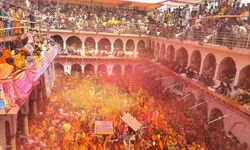 अनोखा है बलदेव में दाऊजी महाराज के आंगन का हुरंगा, हुरियारिनों ने हुरियारों पर की कोड़ों की बरसात