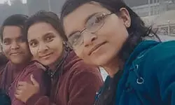 एक ही परिवार की तीन बहनें यूपी पुलिस में बनीं सिपाही, गांव में जश्न का माहौल