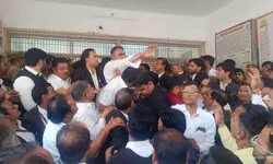 मथुरा : अधिवक्ताओं का SSP का घेराव कर एक घंटे तक नारेबाजी व प्रदर्शन, अनिश्चितकालीन हड़ताल शुरू