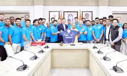 लखनऊ सुपर जाएंट्स के खिलाड़ियों ने की UP के सीएम योगी से मुलाकात, भेंट की जर्सी